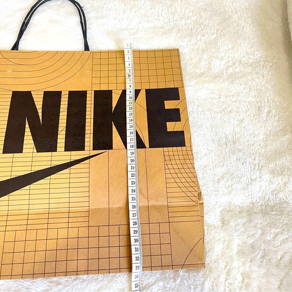 Nike paper gift/ shopping bag. - Picture 4 of 6